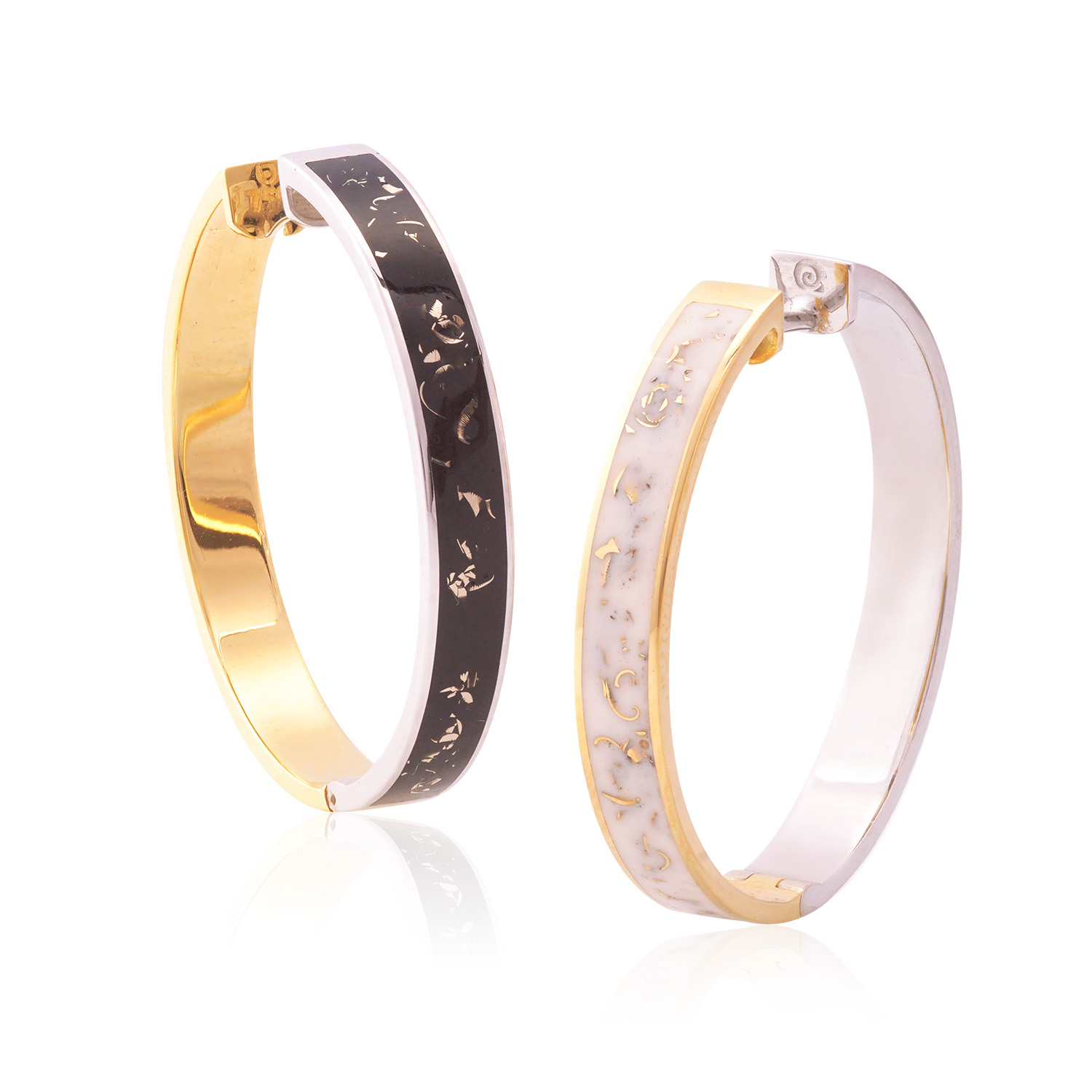 BRINCO COM OURO AMARELO E OURO BRANCO 18K COM EFEITO MARMORIZADO BRANCO E PRETO
